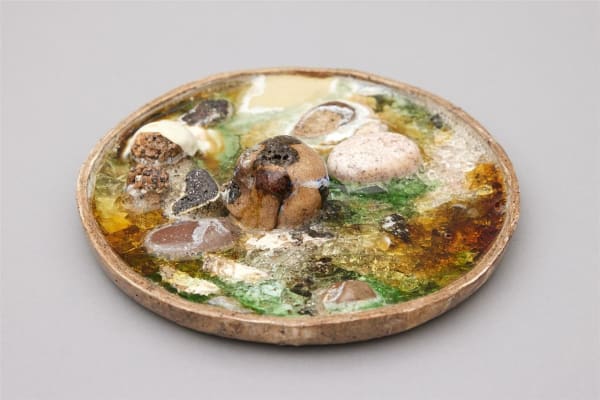 Caitlin Clarke Intertidal Zone, 2022 Various local clays (Wainui, Dunedin, Southland), commercial clay, hand- made stones from Hakatere stones and foraged stones from Charteris Bay and Te Waipounamu, sea glass 5.0 x 20.0 x 20.0 cm
