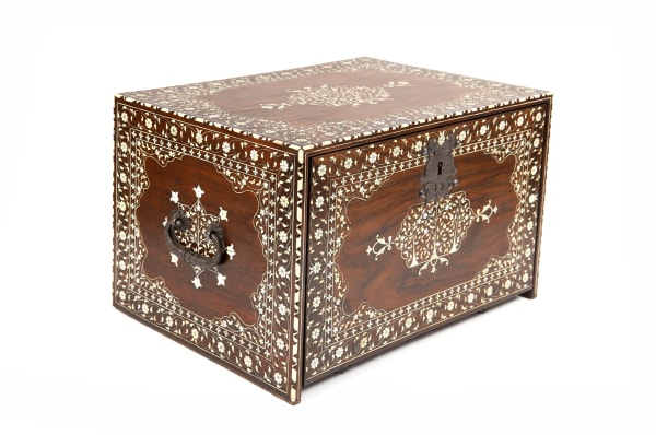 Escritório Indo-português com Dois Portugueses Sentados a uma Mesa , India, Guzarate, séc. XVI (finais)