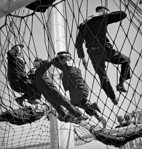 Les mousses profitent du dimanche pour envahir les filets, 1939 Tirage argentique sur papier baryté 40x50 cm Edition of 15 plus 5 AP