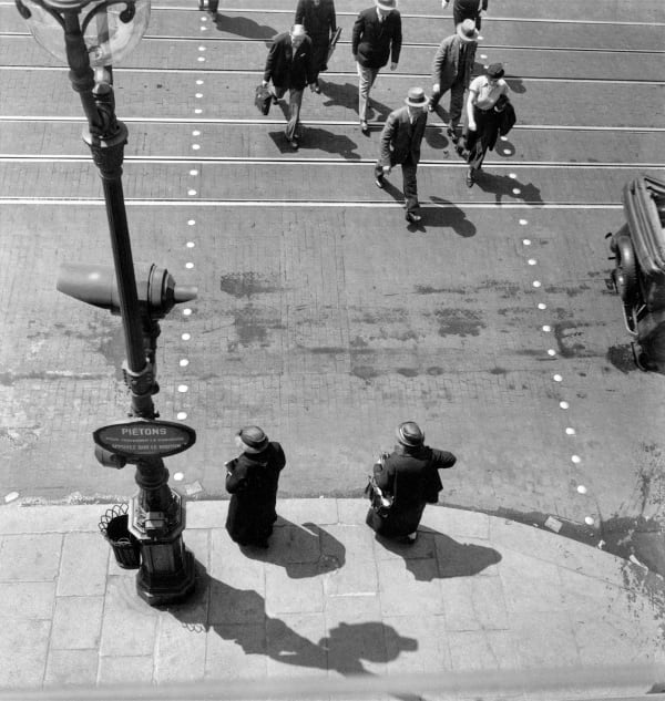 Passage piéton parisien, 1937 Tirage argentique sur papier baryté 18x24 cm Unlimited edition