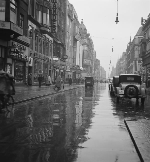 Dans les rues de Berlin, 1935 Tirage argentique sur papier baryté 18x24 cm Open Edition