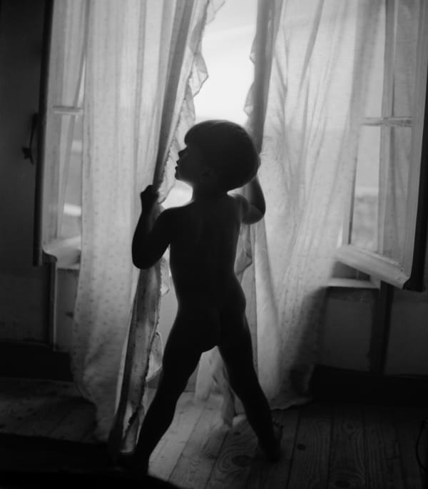 Le fils de Roger Schall chez lui, 1946 Tirage argentique sur papier baryté 18x24 cm Open Edition