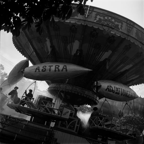 Les dirigeables, 1936 Tirage argentique contrecollé sur Dibond noir mat 100x100 cm Tirage unique d'exposition