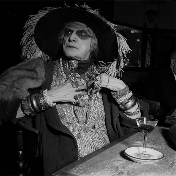 La Môme Bijou à Montmartre, 1936 Tirage argentique contrecollé sur Dibond noir mat 100x100 cm Tirage unique d'exposition