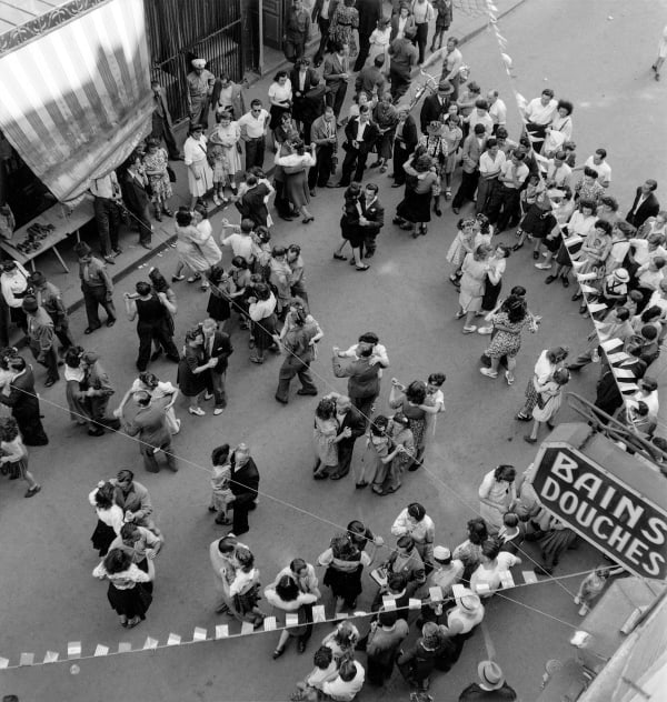 Bal de la Victoire, 1945 Tirage argentique sur papier baryté 18x24 cm Unlimited edition