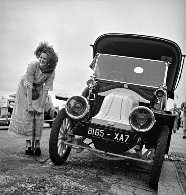 Concours d'élégance automobile, 1936 Tirage argentique sur papier baryté 18x24 cm Edition of 200