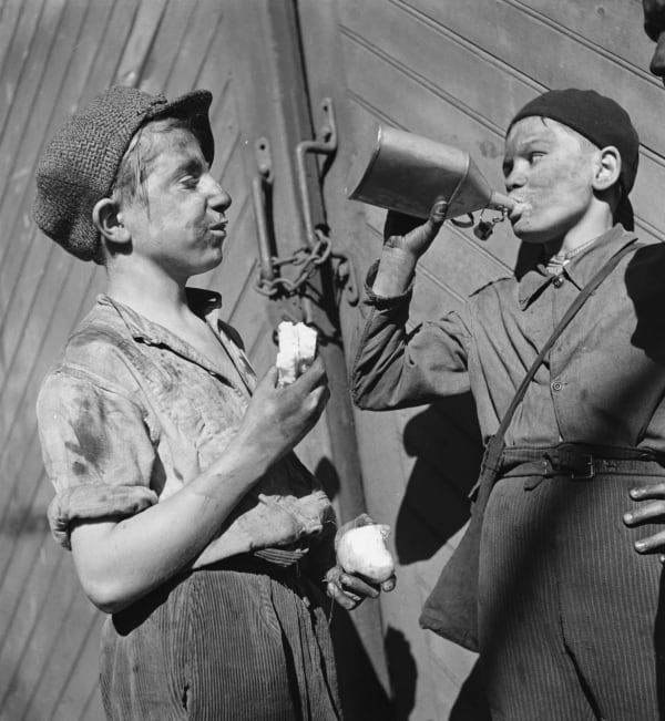 Les enfants mineurs, 1932 Tirage argentique sur papier baryté 18x24 cm Open Edition