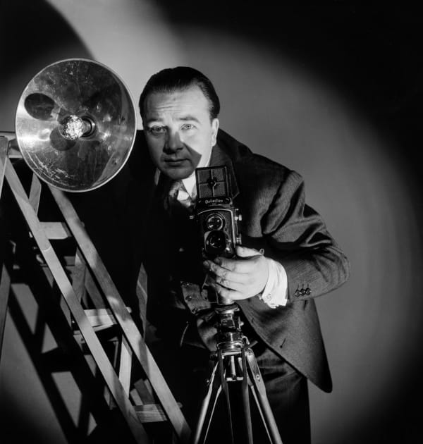 Roger Schall, autoportrait au Rolleiflex, vers 1935 Tirage argentique sur papier baryté 40x50 cm Edition of 15 plus 5 AP