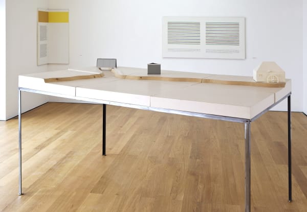 Dan Graham, Model „Two-way mirror bridge and triangular pavilion to existing mill house for „Domaine de Kerguehennec“, 1987