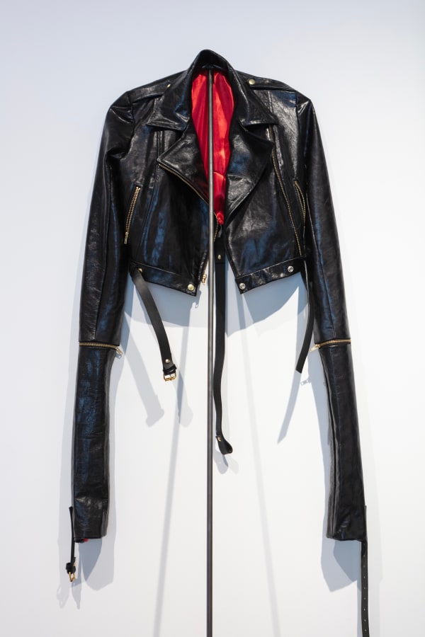 Slender support and tight in the shoulders