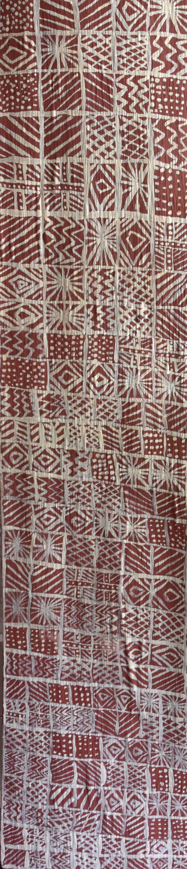 Virginia Galarla Tapalinga (Stars), 2022 ochre on bark 23 x 102 cm