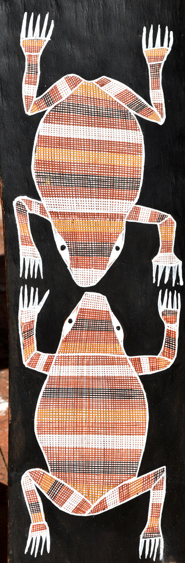 Paul Nabulumo Namarinjmak Yippa (frog) at Kakokbebuldi, 2021 Earth pigments on Stringybark 52.5 x 17 cm