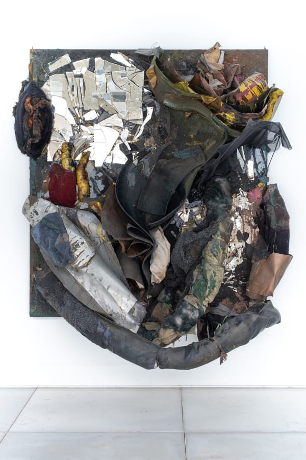 Nuno Ramos Sem título, 1991 Espelho, tecidos, plásticos, metal, tinta, folha e outros materiais sobre madeira 260 x 140 x 65 cm