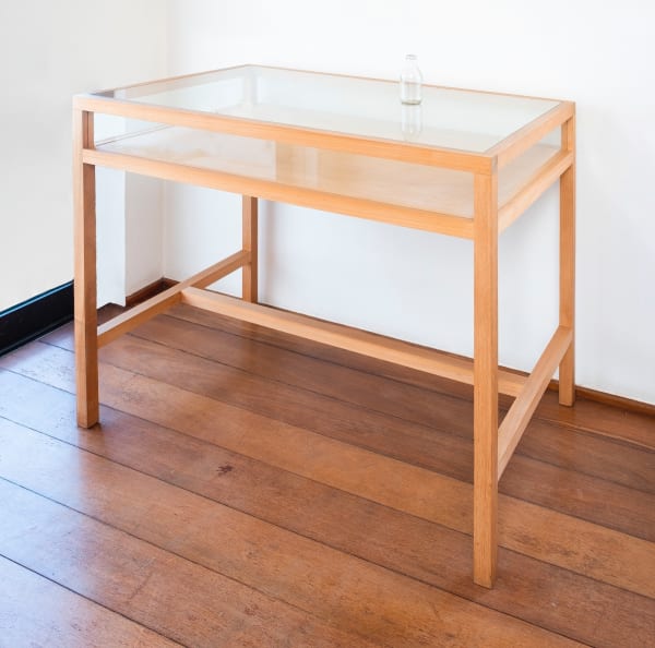Felipe Cohen Sem título, 2013 Madeira, vidro e garrafa de vidro 90 x 110 x 70 cm