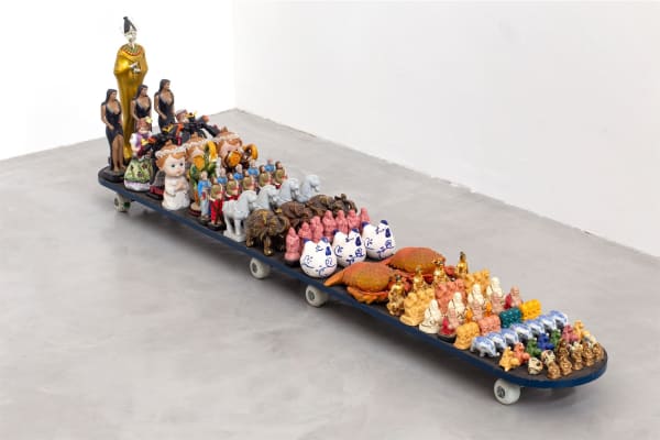 Nelson Leirner Missa Móvel, 2010 técnica mista 45 x 160 x 22 cm