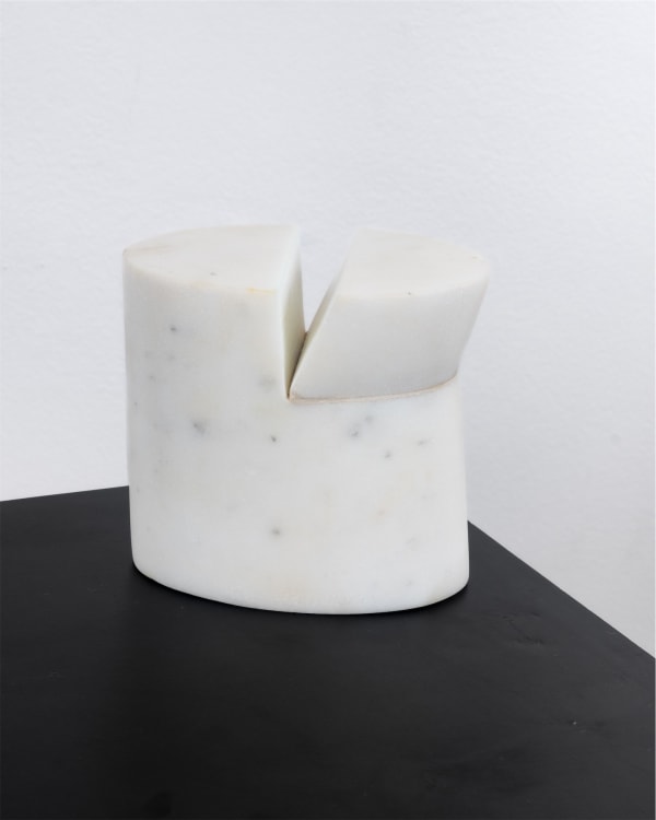 Sergio Camargo Sem Título (#394A), 1973 mármore carrara 9 x 10,5 x 7 cm