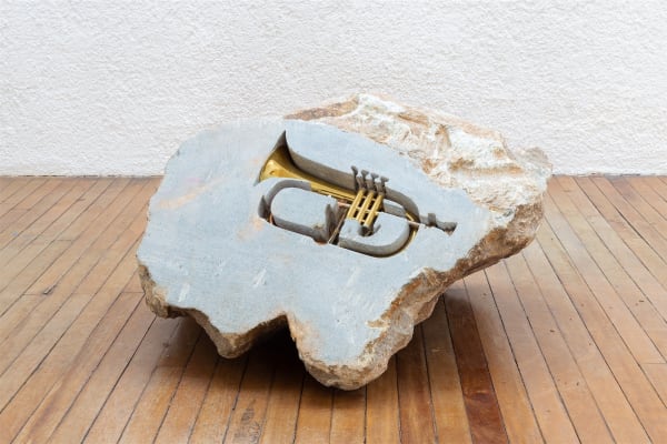 Nuno Ramos Flugelhorn, série Pagão, 2003 pedra sabão e instrumento musical 60 x 112 x 100 cm
