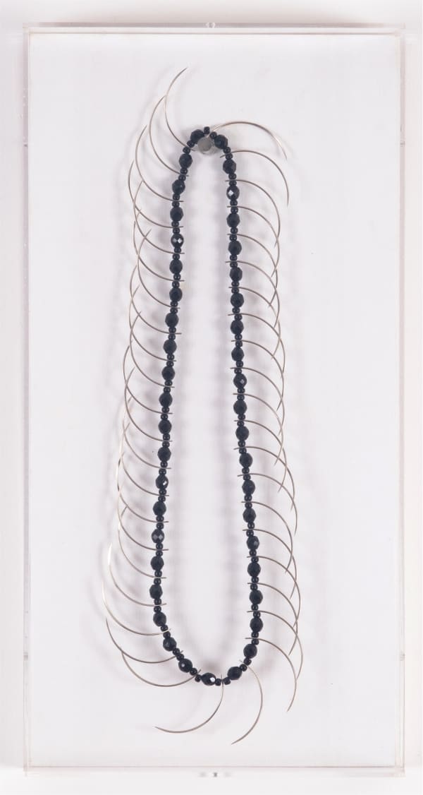 Nazareth Pacheco Sem Título, 2000 cristal, pérolas e aço cirúrgico 36 x 9 cm