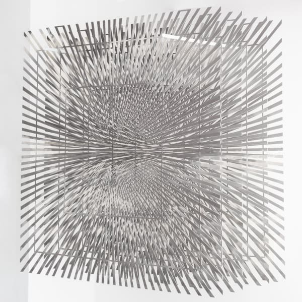 Hilal Sami Hilal série Deslocamentos - impressão Nuvens, 2013 Impressão de tinta UV sobre PS de alto impacto - corte a laser e estrutura de ferro 100 x 100 cm