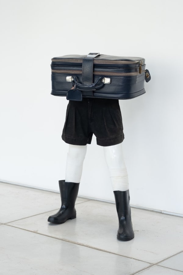 Nino Cais Sem Título, 2014 Fibra, borracha, nylon, veludo, couro e metal 91 x 46 x 38 cm