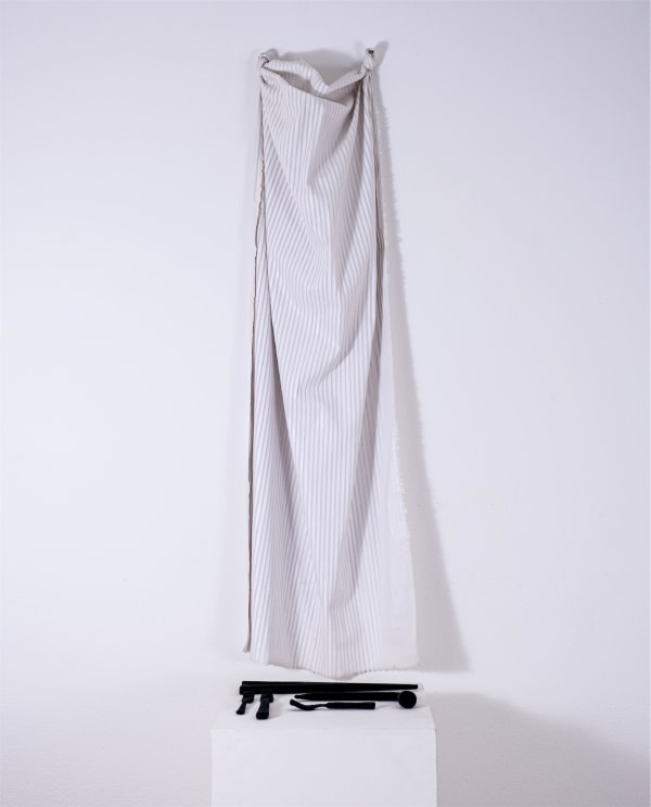 Cinthia Marcelle fragmento da instalação em-entre-para-perante, 2015 pintura em tecido dos dois lados e 5 ferramentas forradas com barbante dimensão variável