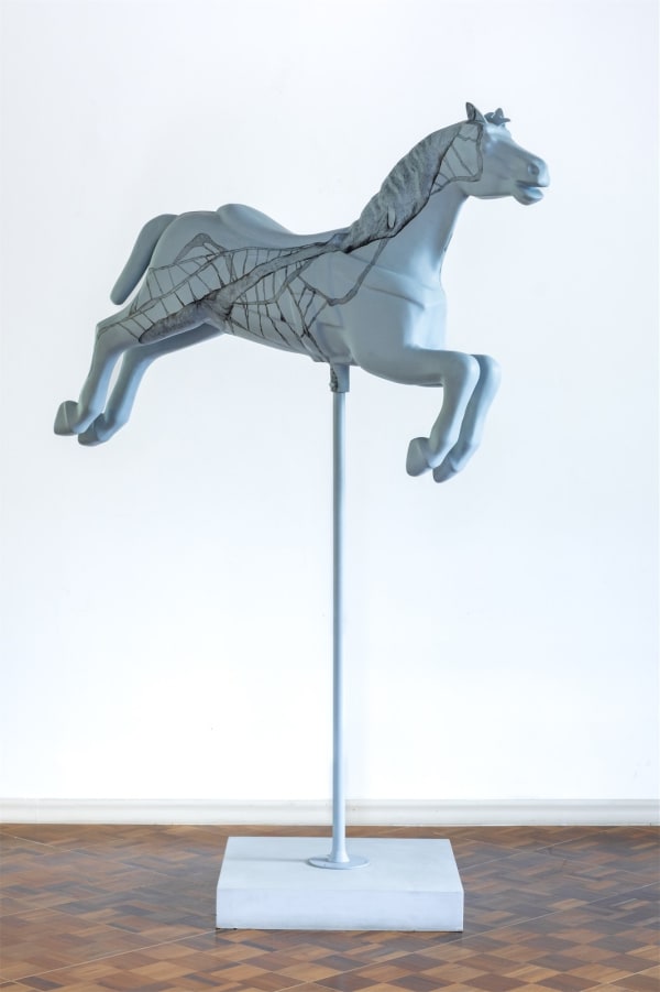 Sandra Cinto Cavalo, 2008 poliéster 200 x 160 x 60 cm