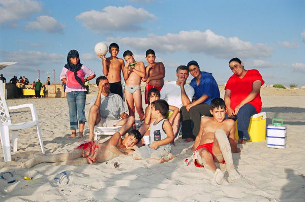 Ron Amir, Family on the beach, 2002