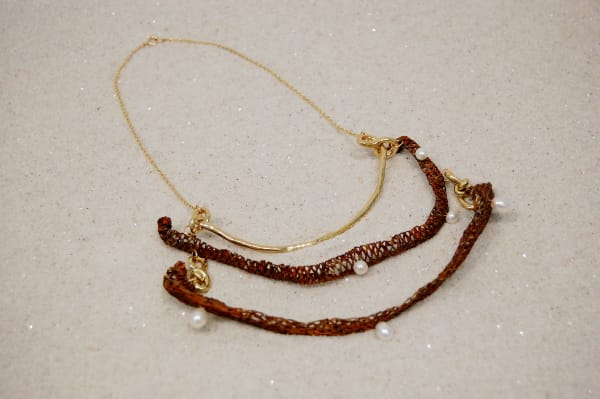 Jewelry, necklace with two mesh arcs