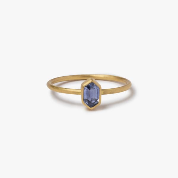 Gabriella Kiss, Hexagonal sapphire ring