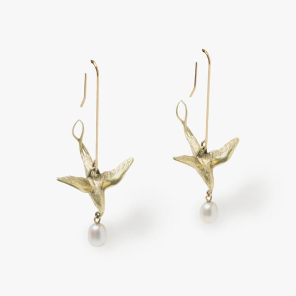 Gabriella Kiss, Flying birds with pearl earrings
