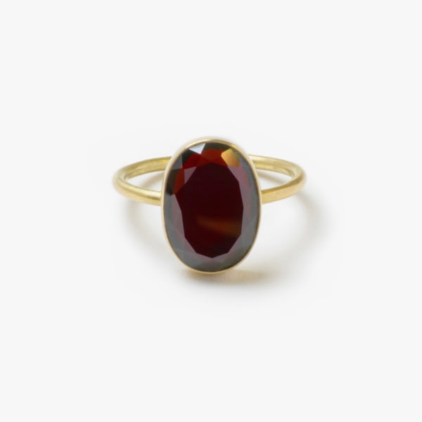 Gabriella Kiss, Oval faceted garnet ring