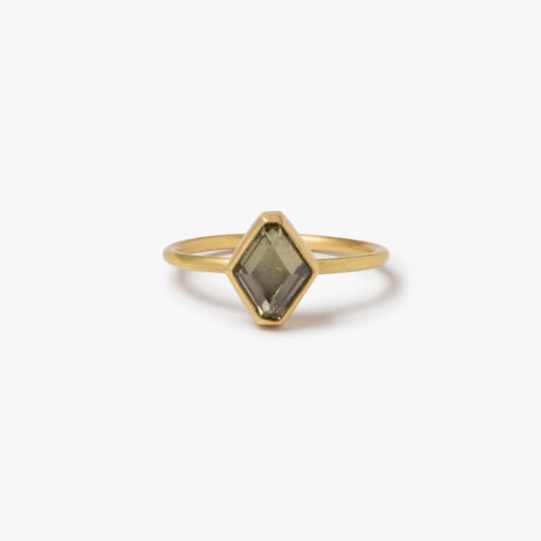 Gabriella Kiss, Natural sapphire ring