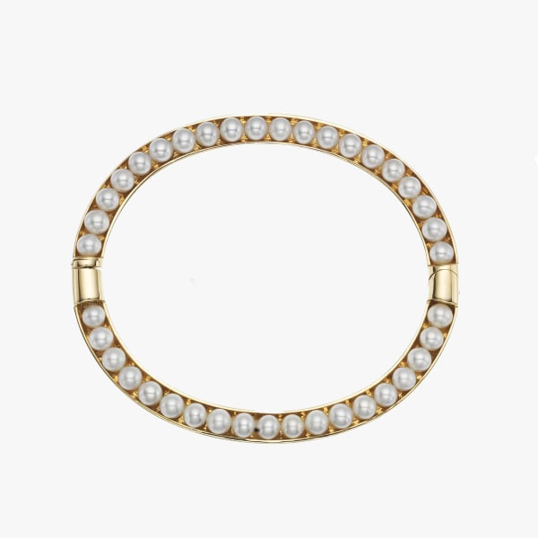 Melanie Georgacopoulos, Essence bangle