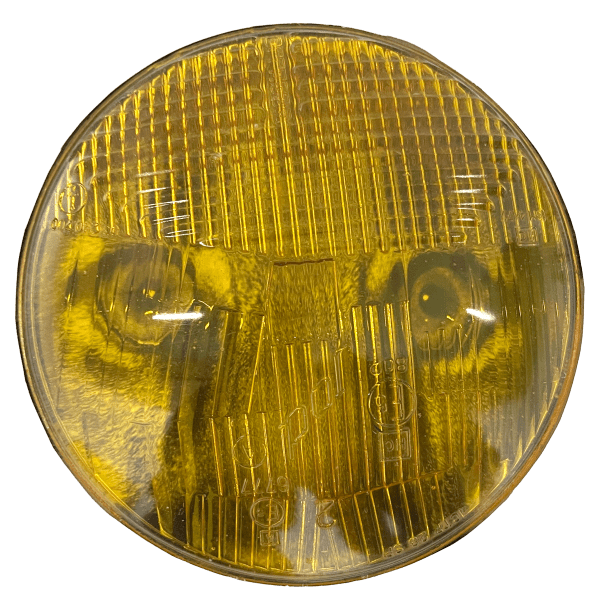 œuvre unique de l'artiste Thomas Mailender rerpésentant une photographie vintage de magazine montée sous un phare de voiture