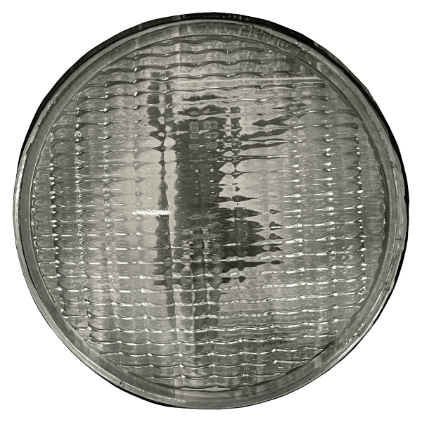 œuvre unique de l'artiste Thomas Mailaender représentant une photographie vintage de magazine montée sous un phare de voiture