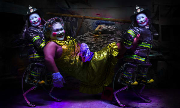 千鈞一髮 By A Hair's Breadth