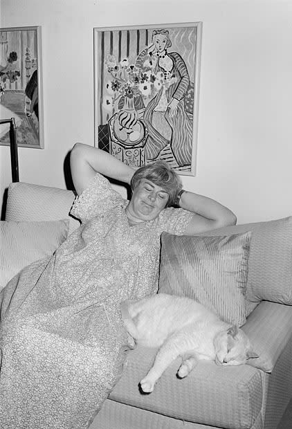 Sage Sohier, Woman with white cat, Annapolis, Maryland, 1992