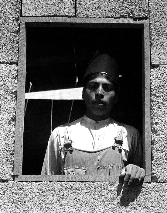 Manuel Alvarez Bravo, Retrato con marco, 1933