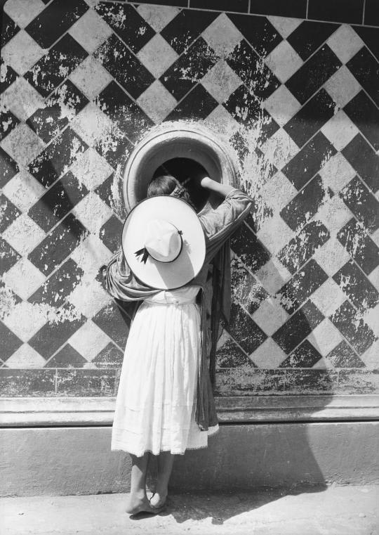 Manuel Alvarez Bravo, La hija de los danzantes, c.1933