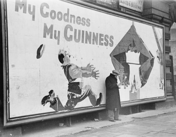 Bert Hardy, Cockney Life in the Elephant and Castle, My goodness my guinness, 1949