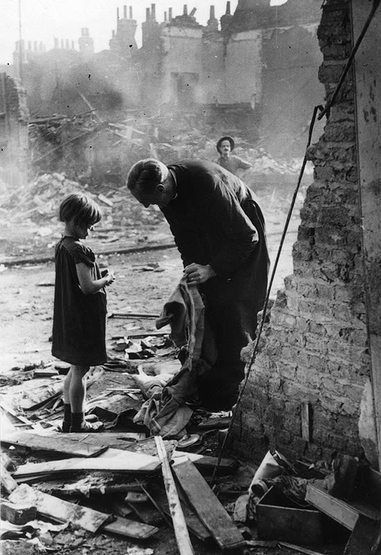 Bert Hardy, Life of an East End Parson, 1940