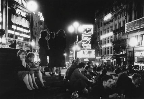 Bert Hardy, Piccadilly Circus, 1953