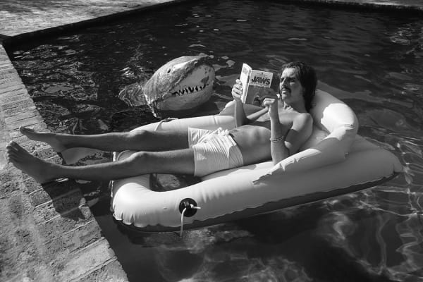 Terry O'Neill, Alice Cooper reading Jaws, 1975