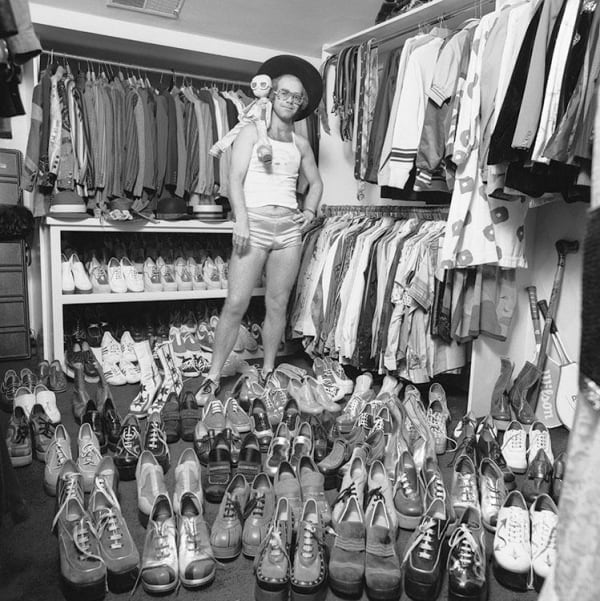 Terry O'Neill, Elton John in his wardrobe, 1975