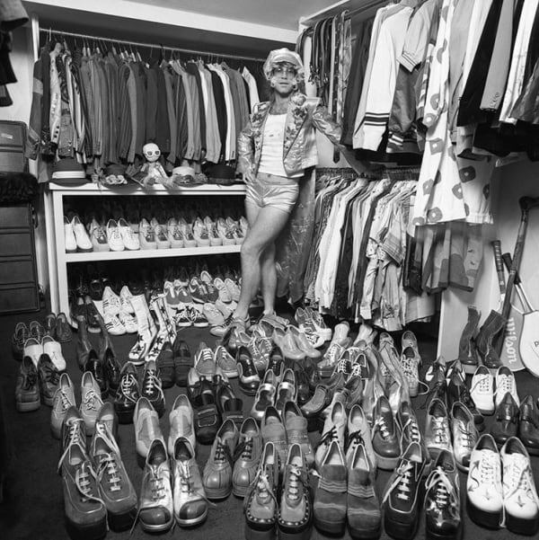 Terry O'Neill, Elton John in his wardrobe with wig, 1975