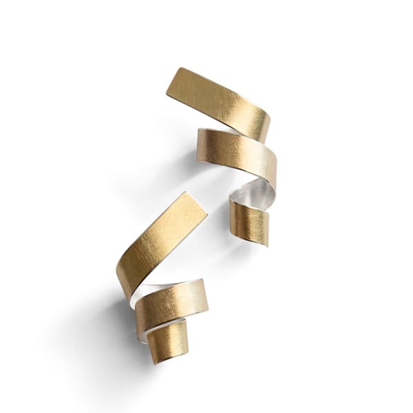 ute decker man ray spirals - large - asymmetric - clip, 2024 sculptural earrings, initialled & hallmarked bimetal – solid 22 kt gold layer fused with silver, all recycled, diamond scratch texture 6 cm x 3 cm x 2 cm (ed2) approx. 8 grs per earring diamond scratch texture individually sculpted, unique within the series (Edition record)