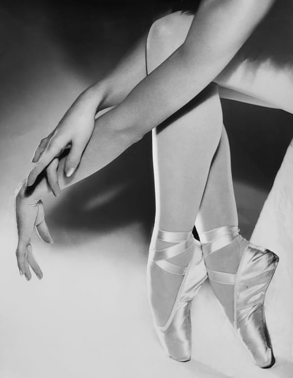 Annemarie Heinrich - Pernas e mãos da bailarina. Tony Lander, primeira bailarina do English National Ballet. / Ballerina’s legs and hands. Tony Lander, first ballerina of English National., 1959