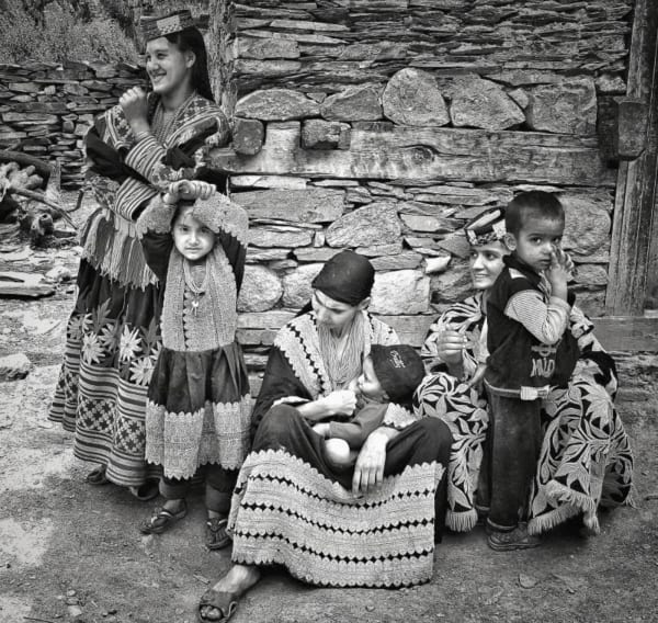 William Dalrymple, Kalash women, Chitral, Pakistan