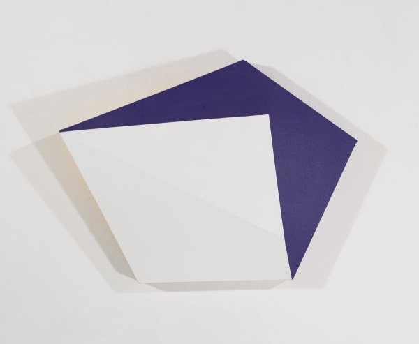 Tridimensional painting of interconnected white and navy blue parallelograms