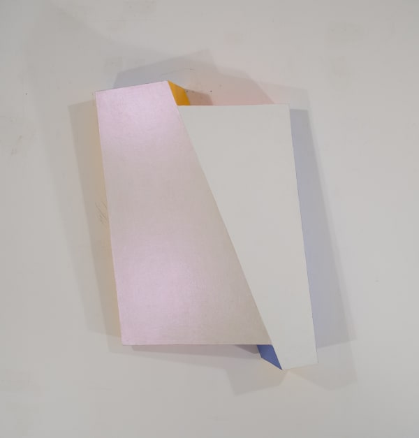 Pearly white tridimensional painting of two interconnected rhomboid prisms with yellow and blue sides